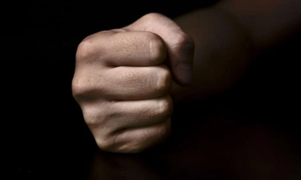 Ηράκλειο: Aδέλφια ξυλοκόπησαν 19χρονο ενώ η 17χρονη αδελφή τους βιντεοσκοπούσε το περιστατικό
